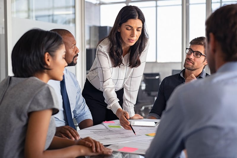 Team-discusses-strategy